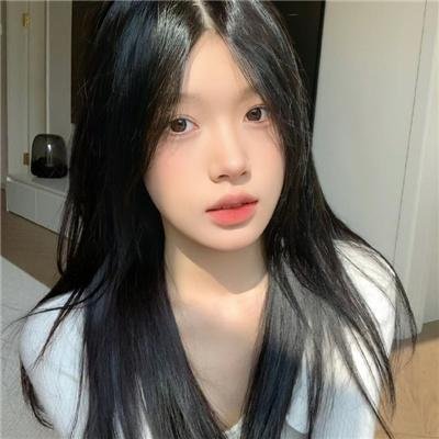 走进酒吧的女孩